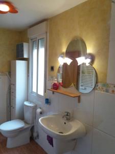 ein Badezimmer mit Waschbecken, Toilette und Spiegel in der Unterkunft Carol's home in Saragossa