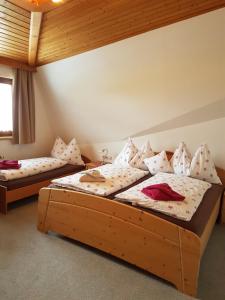 - une chambre avec 2 lits dans l'établissement Appartement am Hauser Kaibling, à Haus im Ennstal