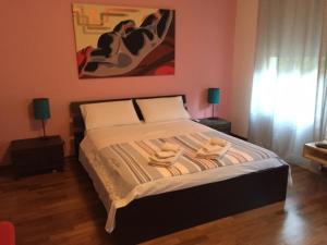 ボローニャにあるCasa Albert Stanleyのベッドルーム1室(靴2本付)