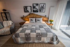 ヴィスワにあるApartWisłaのベッドルーム1室(大型ベッド1台、チェック入りの毛布付)