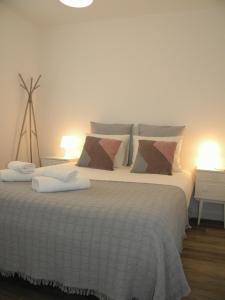 sypialnia z dużym łóżkiem z 2 poduszkami w obiekcie Serra da Pescaria House - Nazaré w mieście Nazaré