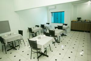 Um restaurante ou outro lugar para comer em Hotel Folley
