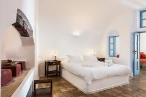 Postel nebo postele na pokoji v ubytování Pantelia Suites + 37 fotografií