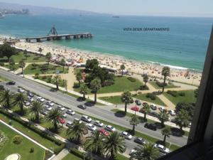 Una vista de una playa con un montón de gente en Frente a Playa - 3 dorms, 2 baños, parking, WiFi, 2 cuadras MALLS en Viña del Mar