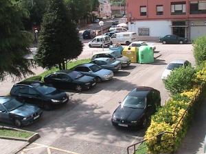 eine Gruppe von Autos, die auf einem Parkplatz geparkt sind in der Unterkunft Pensión Rada in Solares