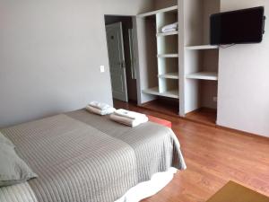 um quarto com uma cama com duas toalhas em Aguas Claras Hosteria em Santa Rosa de Calamuchita