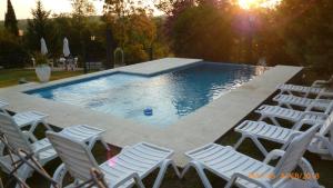 een groep stoelen rond een zwembad bij Belvedere Hotel para Adultos in Santa Rosa de Calamuchita +21 foto's
