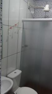 La salle de bains est pourvue de toilettes, d'une douche et d'un lavabo. dans l'établissement Hotel Carpe Diem, à São Paulo