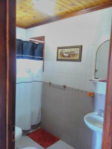 Um banheiro em Cabañas Oyikil mais 25 fotos