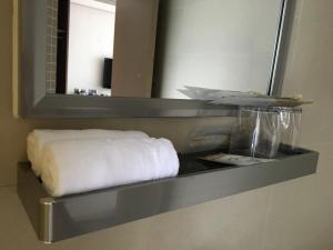 Giường trong phòng chung tại WE Hotel