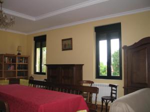 a bedroom with a bed and two windows at Casa Rural La Dama del Alba in Vega de Magaz
