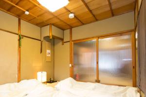 Ліжко або ліжка в номері Guest House Kyorakuya Kinkakuji