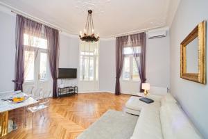 ブダペストにあるNew York Palace View Apartmentのリビングルーム(白いソファ、テーブル付)
