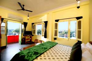 Oolala - Your lake house in the center of Udaipur客房内的一张或多张床位