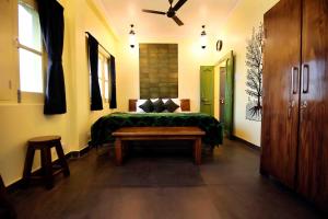 Oolala - Your lake house in the center of Udaipur客房内的一张或多张床位
