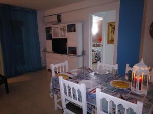 Una televisión o centro de entretenimiento en Apartamento primera línea de mar