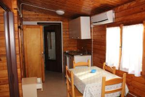 eine kleine Küche mit einem Tisch in einem Zimmer in der Unterkunft Citrigni in Peschici