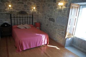 Säng eller sängar i ett rum på Casa de Turismo Rural Os Petroglifos