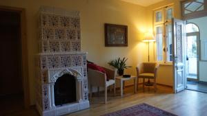 a living room filled with furniture and a fireplace at Vila Arizto in Sinaia
