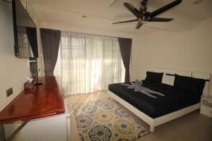 a bedroom with a bed and a ceiling fan at Baan Seaview Holiday Villas in Lamai