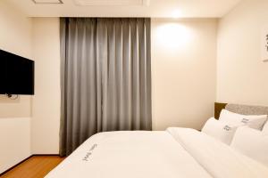 Postel nebo postele na pokoji v ubytování Blanc Business Hotel