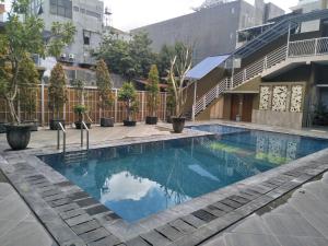 a swimming pool in the middle of a building at Nueve Malioboro Hotel Yogyakarta in Yogyakarta