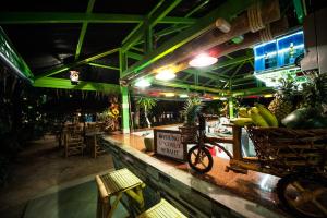 Restaurant o un lloc per menjar a Phi Phi Island Cabana Hotel