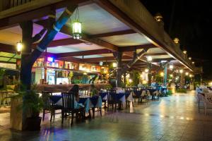 Restaurant o un lloc per menjar a Phi Phi Island Cabana Hotel