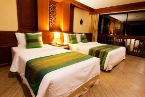 Llit o llits en una habitació de Phi Phi Island Cabana Hotel