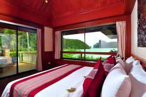 Кровать или кровати в номере Phi Phi Island Cabana Hotel