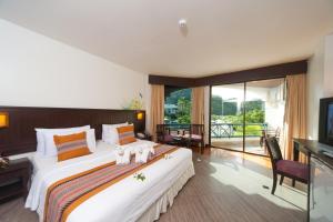 Llit o llits en una habitació de Phi Phi Island Cabana Hotel