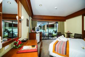Llit o llits en una habitació de Phi Phi Island Cabana Hotel