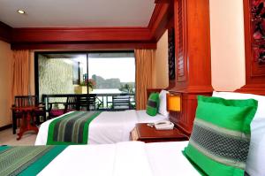 Llit o llits en una habitació de Phi Phi Island Cabana Hotel