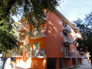 ビビオーネにあるIsolabella - Appartamentiのオレンジ色の建物(バルコニー付)