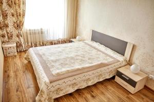 ヴィーンヌィツャにあるFamily apartment on Shevchenko streetのベッドルーム(大型ベッド1台、窓付)