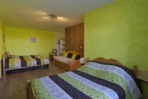 Un dormitorio con dos camas y un sofá. en Auberge les Volpilières, en Ruynes-en-Margeride 23 fotos más