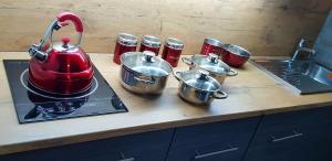 eine Küchentheke mit Töpfen, Pfannen und einem Teekessel in der Unterkunft Hyswan Self Catering Guesthouse in Krugersdorp