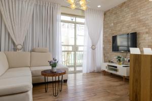 Μια τηλεόραση ή/και κέντρο ψυχαγωγίας στο Sunset TLV Apartment - Ben Yehuda 175
