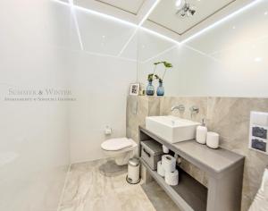 Kúpeľňa v ubytovaní Family Luxury Wonder Heaven Apartment, 50m to M Cassino, first with 3 badrooms&studio, second with 2 badrooms&studio, parking w cenie