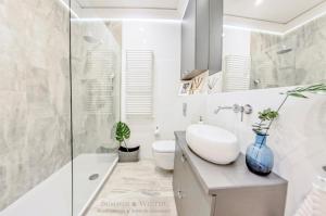 Kúpeľňa v ubytovaní Family Luxury Wonder Heaven Apartment, 50m to M Cassino, first with 3 badrooms&studio, second with 2 badrooms&studio, parking w cenie + 37 fotografií
