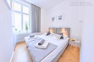 Posteľ alebo postele v izbe v ubytovaní Family Luxury Wonder Heaven Apartment, 50m to M Cassino, first with 3 badrooms&studio, second with 2 badrooms&studio, parking w cenie