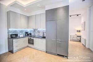 Kuchyňa alebo kuchynka v ubytovaní Family Luxury Wonder Heaven Apartment, 50m to M Cassino, first with 3 badrooms&studio, second with 2 badrooms&studio, parking w cenie