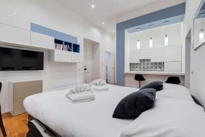 ローマにあるValadier Apartmentの白いベッドルーム(大型ベッド1台、枕2つ付)