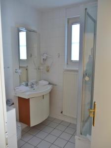 La salle de bains est pourvue d'un lavabo, d'un miroir et de toilettes. dans l'établissement my home is my castle, à Sagard