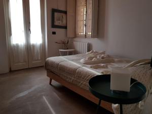 een slaapkamer met een bed en een tafel met een laptop erop bij casa zazalica in Binasco