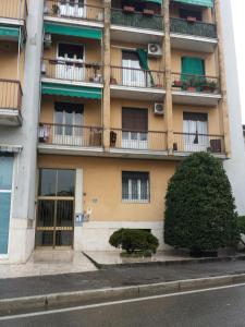 un edificio de apartamentos con balcones y una calle en La via per Milano, en Vigevano