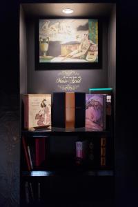 ボルドーにあるLes Secrets de Marie-Astrid, Suite Love Roomの本棚