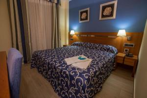 Ένα ή περισσότερα κρεβάτια σε δωμάτιο στο Hostal LLanos +34 φωτογραφίες