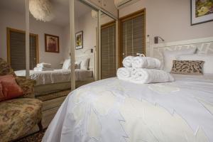 a bedroom with a bed with towels on it at Nona Home Bordeaux in Bordeaux