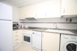 Kuchnia lub aneks kuchenny w obiekcie Clubrent - Apartamentos Apolo 17
